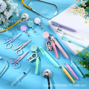 Set <span class=keywords><strong>de</strong></span> Accesorios para Enfermeras Macaron Dickmon Personalizado: Bolígrafos <span class=keywords><strong>de</strong></span> Aleación Duradera, Tijeras Plegables, Marcador Permanente, Bolígrafos Retráctiles y Llaveros - Product Image 4