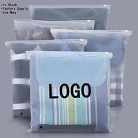 Sacs d'emballage pour vêtements en plastique translucide noir mat dépoli refermables avec fermeture éclair coulissante pour T-shirts