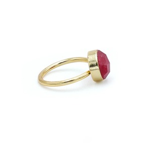El mejor precio para el elegante anillo de jade rojo Ajuste de bisel chapado en oro de 18 quilates Certificado por terceros para fiesta de boda y uso diario - Product Image 3