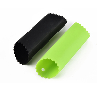 Offre Spéciale Gadgets et outils de cuisine utiles Tube d'épluchage à rouleau facile accessoires de cuisine souples Presse-ail en silicone Éplucheur/hachoir