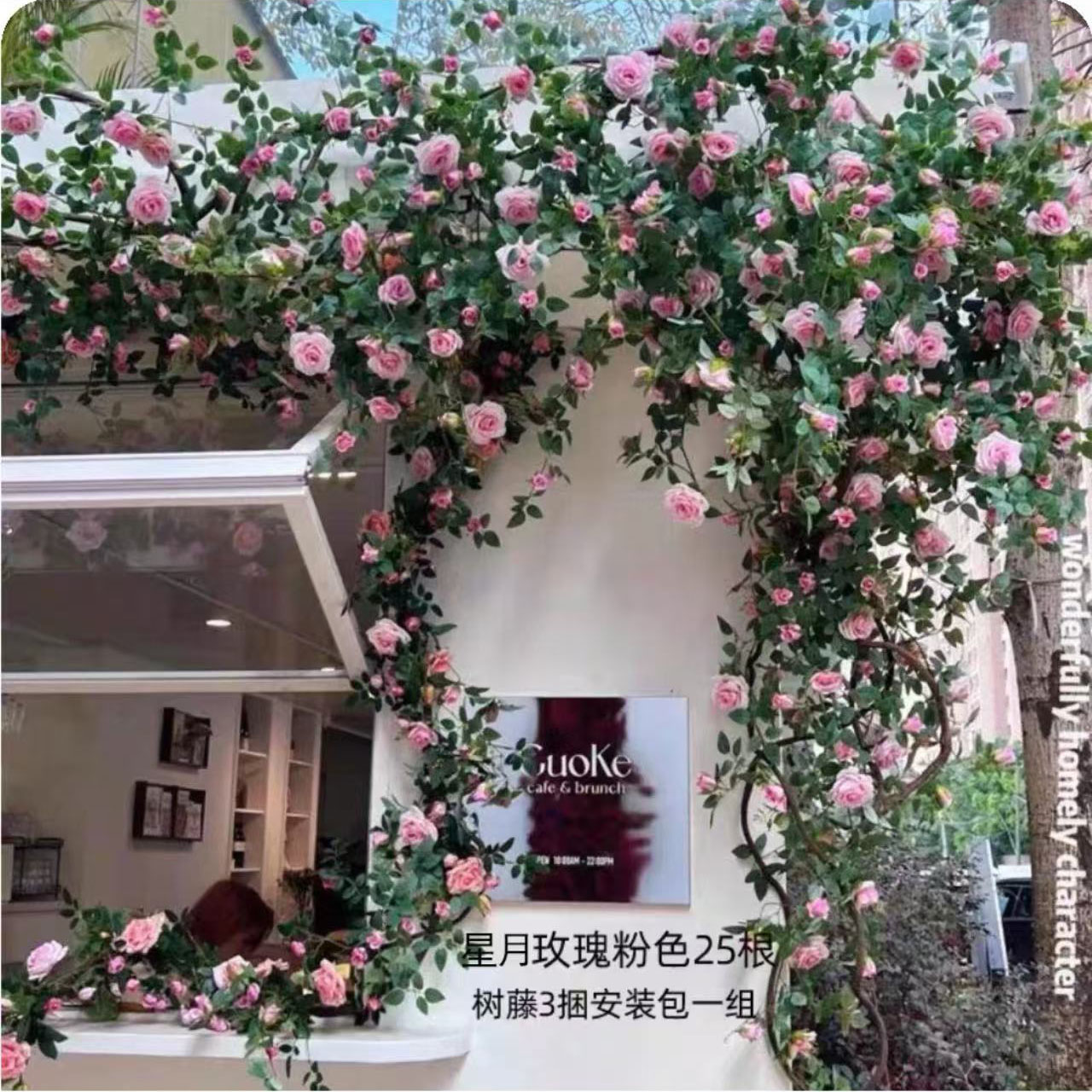 Il giardino era vivace di fiori di ogni colore.