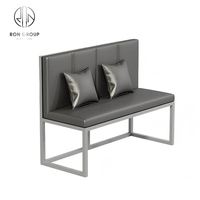 Ensemble de meubles de restaurant moderne, tables carrées en marbre avec pieds en métal argenté, chaises de café en cuir pour usage commercial