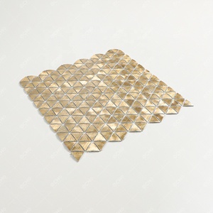 Carrelage mural triangulaire en mosaïque de mailles d'aluminium doré brillant effet gravité - Product Image 2