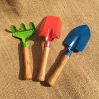 Kit d'outils de jardinage miniature pour enfants, 3 pièces, pelle, bêche et râteau en métal coloré avec manche en bois, jouet de plage pour enfants, ensemble d'outils de jardinage manuels