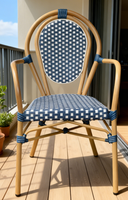 Chaise de bistrot française Yoshen bleue, restaurant, café, extérieur, chaise de salle à manger en rotin blanc et bleu