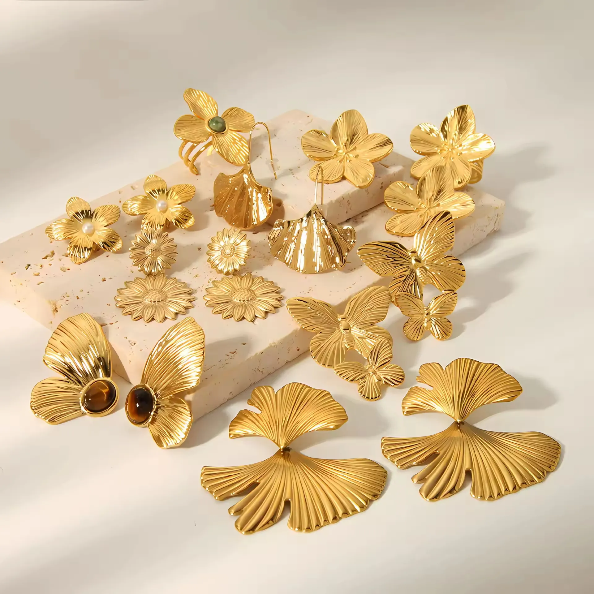 Lefeng venta al por mayor pendientes a granel Vintage exagerado chapado en oro de acero inoxidable elegante mariposa flor Stud pendientes para mujer