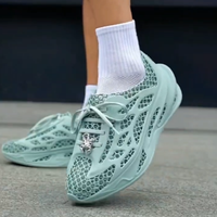 Sepatu lari olahraga kasual pria, sneaker 3D bernafas dengan lapisan jaring uniseks