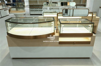 Maßgefertigte LED-Glas-Schmuckvitrine, Hölzerner Schmuck-Wandschrank, Vertikaler Boutique-Ausstellungsschrank für Geschäfte