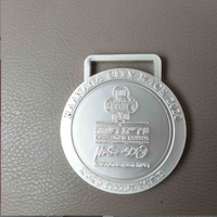 Plaque de nom personnalisée en alliage de zinc avec lettres en relief 3D, style personnalisé, médaille avec impression sérigraphique pour la publicité