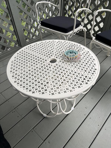 Table de bistrot ronde en métal de style français moderne pour l'extérieur, avec bord festonné et plateau en maille perforée, idéale pour jardin, terrasse, <span class=keywords><strong>café</strong></span> - Product Image 2