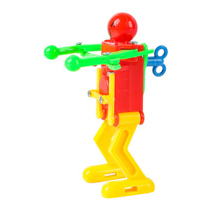 Robot de juguete retro de plástico con movimiento de cuerda, venta al por mayor, juguetes baratos para rellenar bolsas de regalo, premios para el aula - Product Image 1
