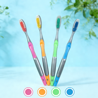 Brosse à dents en plastique colorée antidérapante pour adultes, vente en gros, brosse à dents pour le nettoyage buccal avec nettoyeur de langue