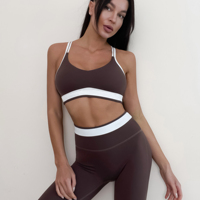 Setelan Olahraga Wanita Tiga Potong Warna-warni Modis, Bra Peach Seksi Model Halter, Celana Pendek Berbahan Halus, Legging Yoga untuk Wanita Muda
