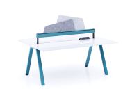 Poste de travail minimaliste en métal bleu avec prise de courant intégrée pour espace de bureau ouvert