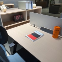 Poste de travail moderne avec armoire haute intégrée, cloison de séparation et chaises en maille pour un ensemble de bureau complet