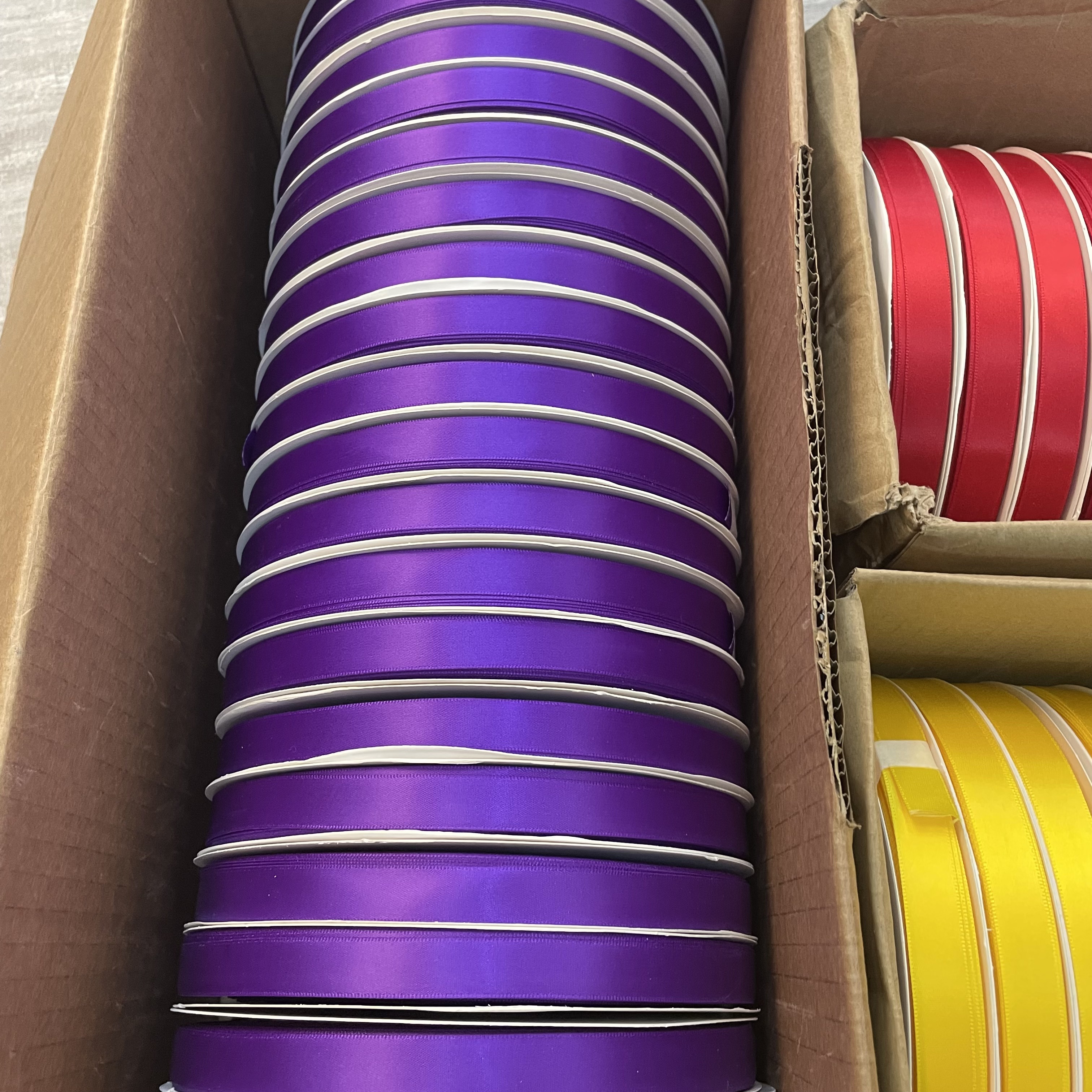 E-Magic Hot Selling 13mm Single/Double Faced Satin Ribbon Roll Custom White Ribbon With Logo 100% Polyester Gift Wrapping Roll