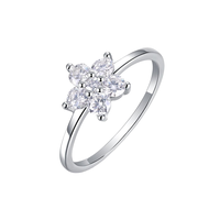 Bague Fleur en Argent 925 pour Femme avec Moissanite, Taille Ronde Brillante, Sertissage à Griffes, Idéale pour un Usage Quotidien Romantique