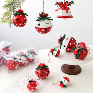 Pendentifs cloches de Noël en fer forgé de style américain, avec pommes de pin, baies rouges et feuilles vertes, pour une ambiance festive sonore - Product Image 1