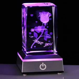 Presentes De Casamento Led Light Glass Crystal Cube Rose 3D Gravado A Laser Crystal blank Com Base para o presente de Natal