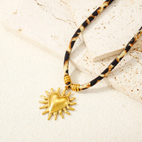 Collier en corde turquoise avec pendentif soleil en forme de cœur, en acier inoxydable plaqué or 18 carats, résistant à la décoloration, bijou à thème marin