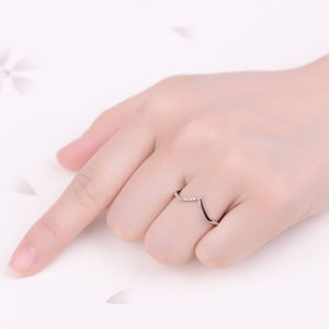 YILUN Bague moderne en forme de V en argent sterling S925 Mini zircon cubique Design élégant Bague empilable de style minimaliste - Product Image 2