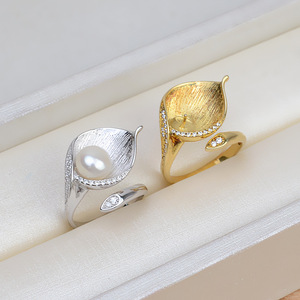 Anillo Abierto de Plata S925 Hecho a Mano con Hoja y Perla de 8-10 mm, Accesorios de Oro de 14k en Bandeja 36 - Product Image 2