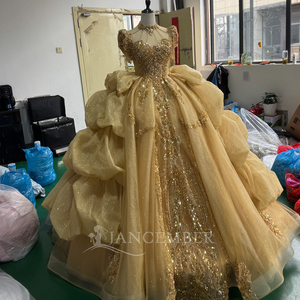 Robe de bal de Quinceañera de luxe Mc029 en tulle doré, longueur ras du sol, richement perlée et scintillante, avec traîne chapelle, volants latéraux drapés et dos en dentelle - Product Image 3