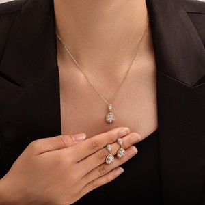 Ensemble de boucles d'oreilles et collier en perles brillantes, en alliage de cuivre plaqué or, en forme de goutte d'eau, bijoux de fête, mode de luxe pour femmes - Product Image 2