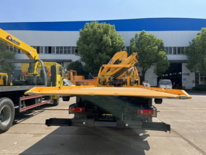 Camion de dépannage 10 tonnes avec plateau inclinable, grue à bras repliable et élévateur hydraulique pour le transport de voitures, à vendre - Product Image 3