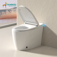 Appareil sanitaire automatique moderne avec capteur de pied allongé et encastré au sol Réservoir d'eau dissimulé Toilette intelligente blanche intelligente
