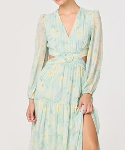 فستان ماكسي نسائي أخضر نعناعي بطبعة ألوان مائية وقصة خصر مفتوحة، بأكمام طويلة من الشيفون والسباندكس، بخصر طبيعي أنيق وفتحات جانبية، مثالي للعطلات. - Product Image 4