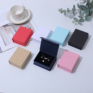 Pré-vente : Coffret à bijoux en carton personnalisé avec logo pour bagues, colliers et bracelets, destiné au marché des bijoux. - Product Image 3
