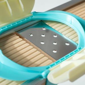 <span class=keywords><strong>Hachoir</strong></span> à légumes Mandoline Trancheuse pour oignon pomme de terre 7mm BATONNET STRIP Invention brevetée Protection des mains Gadget de cuisine en bois massif - Product Image 2