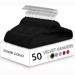 Móc áo nhung xoay được bền chắc, gói 50 chiếc, tùy chỉnh, chất liệu nhựa đen phủ nhung, chống trượt, dành cho quần áo, áo khoác - Product Image 1