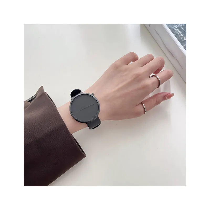 Jam tangan Quartz trendi sederhana terinspirasi oleh teknologi hitam senyap non-mekanis jam tangan penyelam