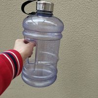 Bouteille d'eau sport en plastique antidérapante, grande capacité 2,2 L, sans BPA, étanche, écologique, avec corde et marqueur de temps