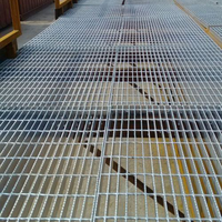 Plaques de marche antidérapantes durables en acier inoxydable, grilles de passerelle, grilles de voie d'accès, grilles en acier galvanisé pour revêtements de sol et passerelles