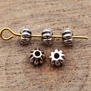 Une variété d'accessoires de bricolage en forme de perles d'ail avec un dessus en forme de pot et un fond rond, en argent antique, se vend très bien. - Product Image 2