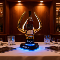 Exhibidor de Whisky LED Luminoso con Diseño de Astas de Ciervo Doradas, Moderno y Minimalista para Bar