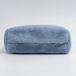 Sac fourre-tout en fausse fourrure douce d'hiver avec fermeture éclair et fleurs, design moelleux et duveteux pour la mode féminine - Product Image 5