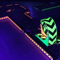 Kit d'accessoires de golf lumineux LED Songfa pour extérieur, tapis de golf noir, activités nocturnes en famille en intérieur, simulateur de golf mobile