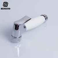 OEM/ODM Tête de pulvérisateur de bidet portable en plastique ABS personnalisable Bidet portable de voyage facile pour accessoires de salle de bain toilettes