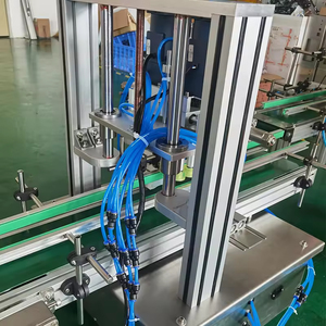 Système de fermeture automatique convoyeurisé pour bouteilles en plastique rondes, garantissant une étanchéité sécurisée - Product Image 3