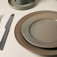 Service de vaisselle en céramique texturée côtelée gris sable moderne P&T, assiettes rondes en porcelaine pour restaurant HoReCa