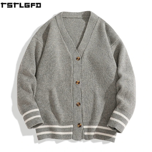 Gilet en tricot boutonné OEM/ODM pour hommes, gris clair, col en V, rayures contrastées, style streetwear, fabricants de pulls pour hommes en gros - Product Image 4