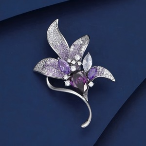 Broche Elegante Flor de Lírio com Cristais e Strass, Alfinete de Lapela Floral com Folhas, Joia para Vestido, Casamento, Corsage, Banquete e Baile de Formatura - Product Image 3