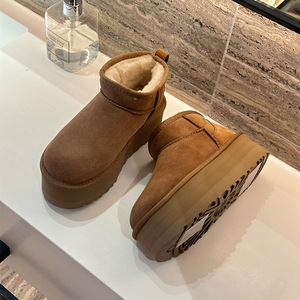 מגפי חורף לנשים של UGS, דגם מיני, עם דוגמא חלקה, פרוות כבשים, סוליה עבה, נושמים, באותו עיצוב כמו מגפי ז'ו דונג יו. - Product Image 4