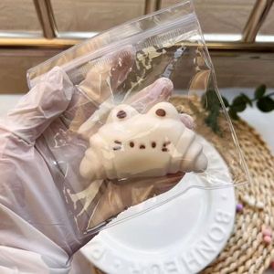 Juguete antiestrés de silicona de grado alimenticio, hecho a mano, con forma de gato y croissant, de rebote lento, estilo Xiaohongshu, Zhejiang - Product Image 4