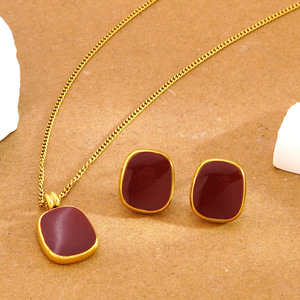 TZ134 Set <span class=keywords><strong>di</strong></span> Gioielli Vintage Placcato <span class=keywords><strong>Oro</strong></span> 18K con Smalto Bordeaux Irregolare - Collana con Ciondolo e Orecchini a Perno in Acciaio Inossidabile per <span class=keywords><strong>Donna</strong></span> - Product Image 1