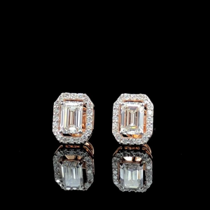 Boucles d'oreilles en diamant de laboratoire éblouissantes avec Halo Expert 1.01CT Boucles d'oreilles en diamant de laboratoire de taille émeraude en or massif 14K - Product Image 2